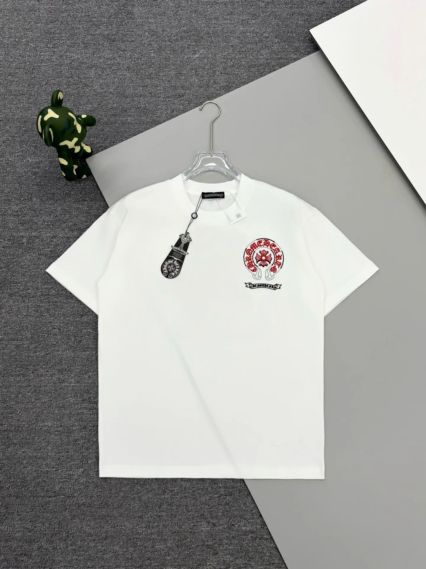 P150 [High Quality] Chrome Hearts New embroidered horseshoe logo brand logo on the front and rear panels are designed with heavy craftsmanship of 100,000 needle embroidery. High-end customized 32-count 280g fabric. Soft to the touch. Comfortable to wear. Exquisite stitching. Fine workmanship. The upper body effect is incomparably handsome! Same style for men and women, color: white, black size: S to xL